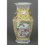 Vase. China. Porzellan, bunt bemalt mit Figuren in Landschaft und Floraldekor, H=42 cm.