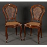 Paar Louis Philippe-Stühle. Deutsch 19. Jh. Massiv Mahagoni, teilw. geschnitzt.