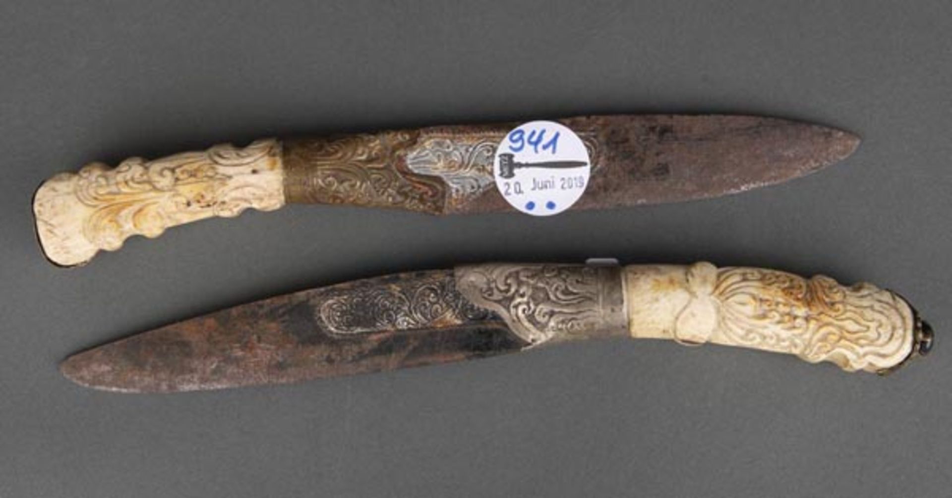 Zwei Messer. Vorderer Orient. Mit geschnitzten Elfenbeingriffen und geprägtem Metallbeschlag, L=26,5