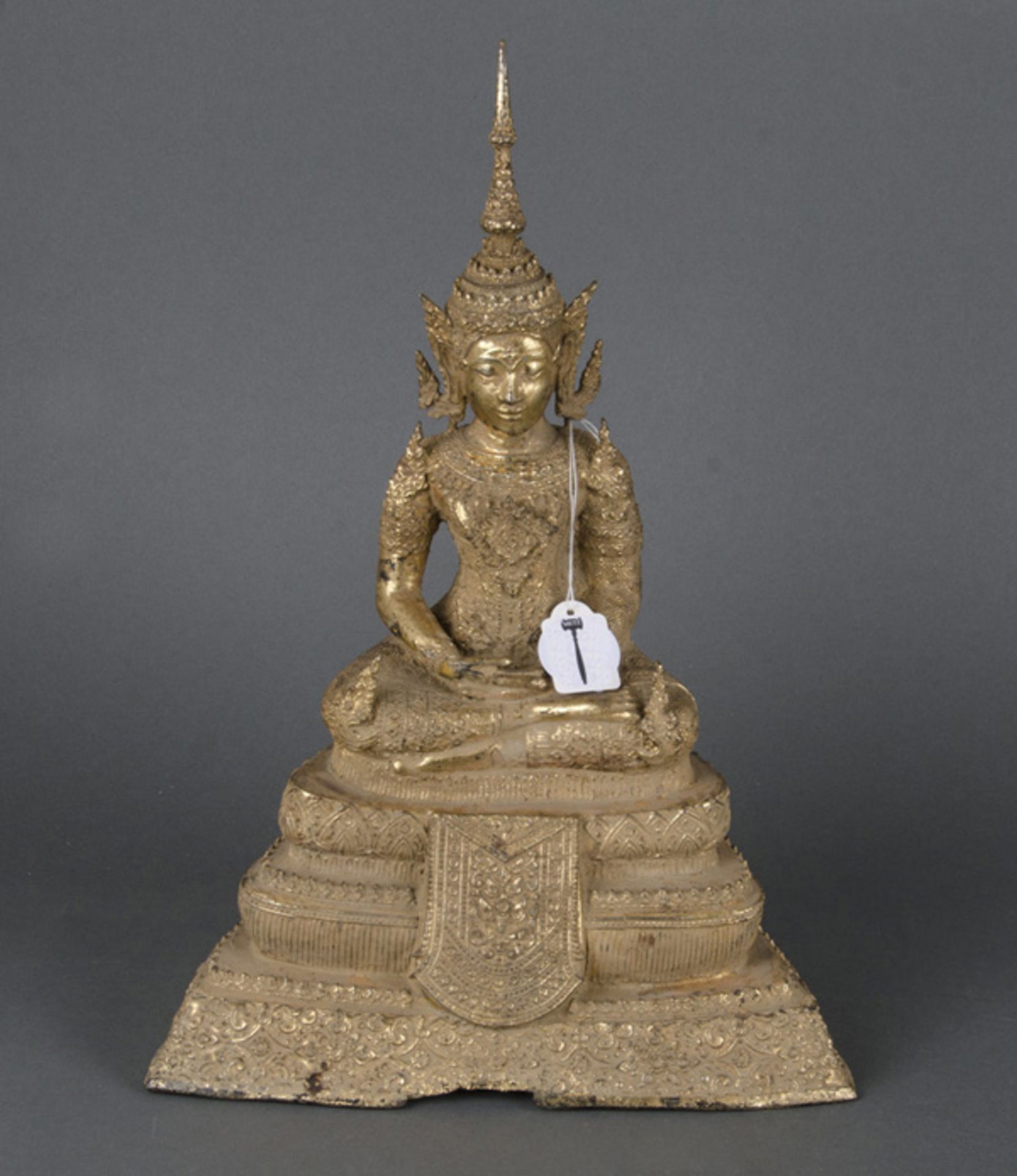 Sitzender Buddha im Prinzenschmuck auf dreistufigem Thron. Thailand. Bronze, vergoldet, H=38,5 cm.