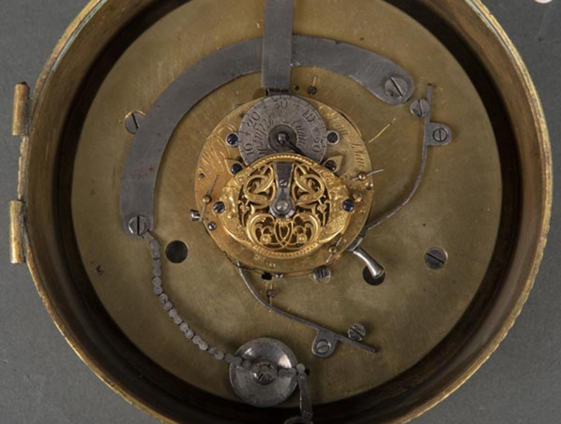 Reiseuhr. Paris um 1800. Verzierte, feuervergoldete Bronze, Uhrwerk sign. Jean P(B)lan, D=11 - Bild 2 aus 2