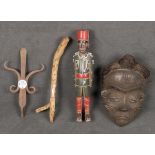 Viertlgs. Konvolut Afrikana: Maske der Pende, Kongo; Speerspitze der Konda, Kongo; Geisterleiter der