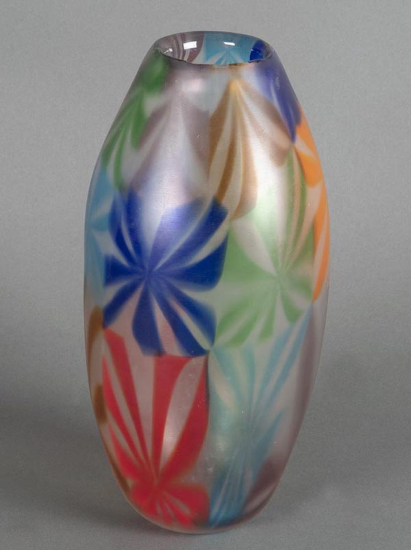 Vase. Murano. Farbloses Glas, mit eingeschmolzenen, bunten Strahlen, H=30 cm.