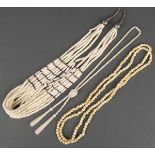 Zwei Halsketten und ein Collier mit Elfenbeingliedern, L=66 bis 122 cm.