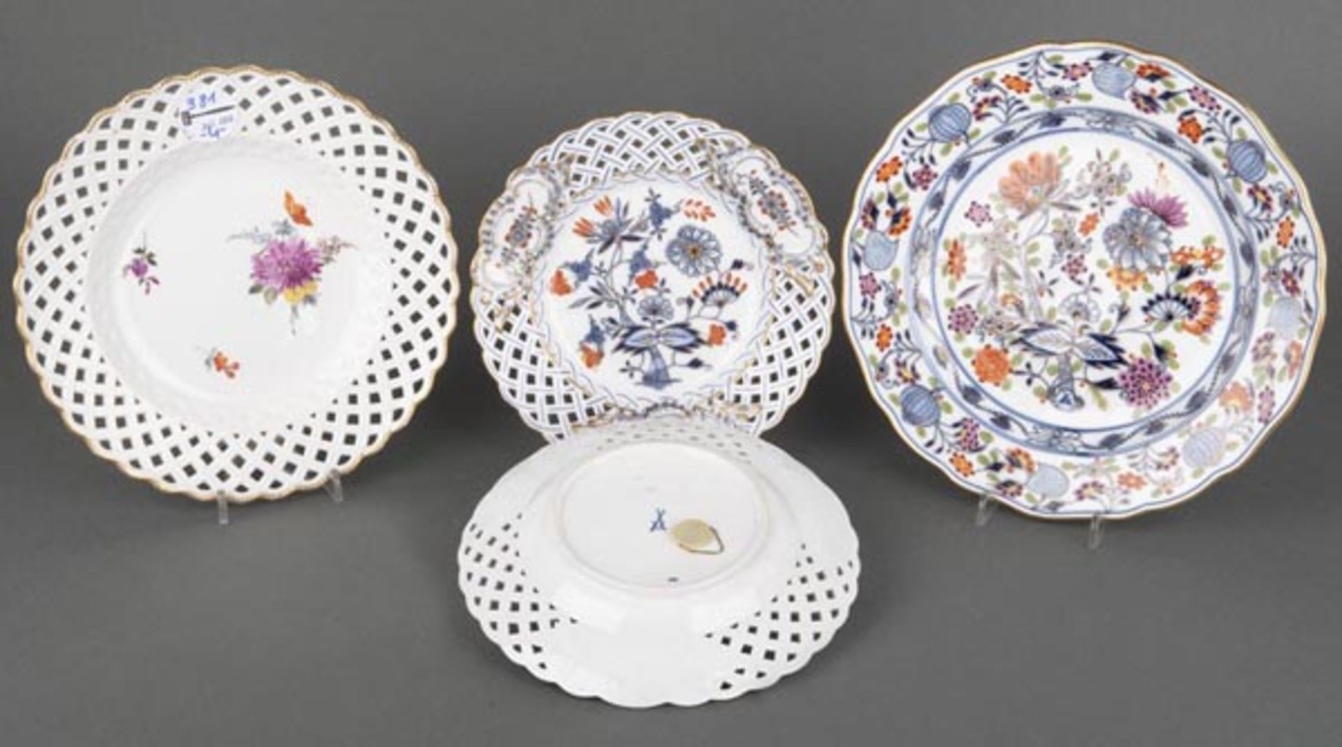 Drei Teller mit Zwiebelmusterdekor und weiterer. Meissen-Marcolini 1774-1814 und später.