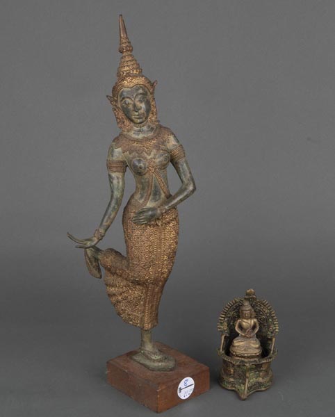 Tempeltänzerin und Buddha auf Thronsessel. Südostasien. Bronze, H=9 bis 52,7 cm.