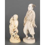 Zwei Figuren, u.a. Weinbauer. Japan. Elfenbein, geschnitzt, graviert und teilw. gefärbt, H=14,8 /