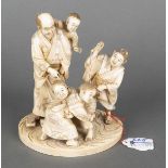 Figurengruppe mit ringenden Kindern. Japan. Elfenbein, geschnitzt, graviert und gefärbt, am Boden