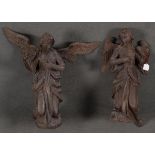 Zwei Engel. Deutsch 18. Jh. Massivholz, geschnitzt, H=41 / 44,5 cm.