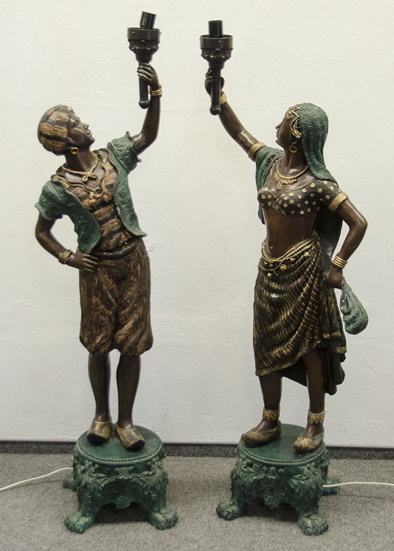 Orientalisches Paar. Wohl Wien 20. Jh. Bronze, brüniert, teilw. farbig abgesetzt, H=136 bzw. 138,5