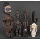 Drei Figuren und eine Maske. Afrika. Massivholz, geschnitzt, teilw. farbig gefasst, H=46 bis 62 cm.