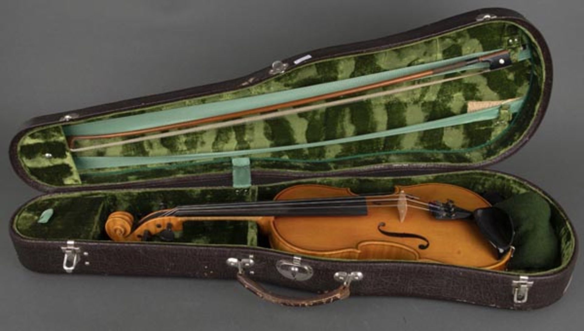 Violine mit Original-Etikett GEWA-Mittenwald 1974, mit Bogen im Kasten, L=59 cm. (gut erhalten)