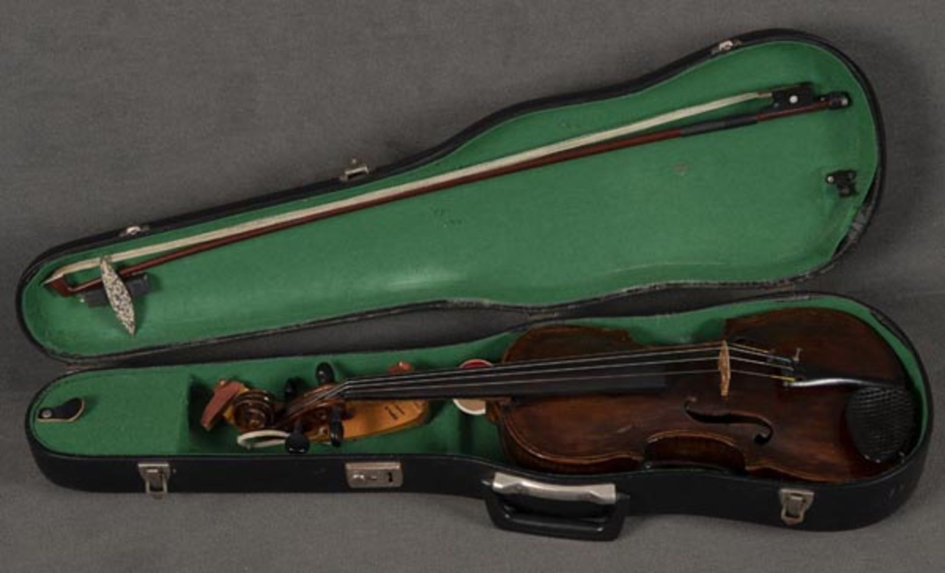 Violine mit Bogen und Schulterstütze in Etui, L=58 cm. (rest.)