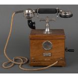 Telefon. München, Alois Zettler, Mod. 1908, mit Nussbaumgehäuse, H=32 cm.