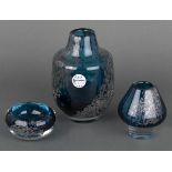 Zwei Vasen und eine Schale. Deutsch 20. Jh. Farbloses Glas, blau überfangen mit eingeschlossenen