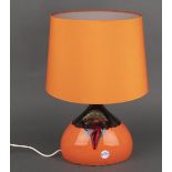 Designer-Tischlampe. Rosenthal 20. Jh. Mit Porzellanfuß, orange-schwarz glasiert. Entwurf und