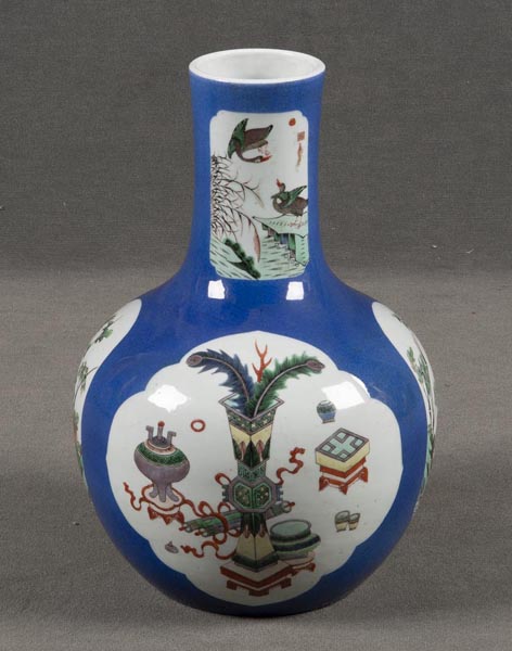 Vase. China. Porzellan, bunt bemalt mit Enten, Pfauenfedern u.a. Symbolen, H=36 cm.