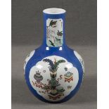 Vase. China. Porzellan, bunt bemalt mit Enten, Pfauenfedern u.a. Symbolen, H=36 cm.