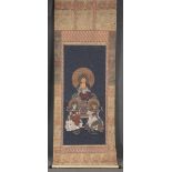 Seiden-Rollbild. Asien. Bunt bemalt mit Buddha und weiteren Heiligenfiguren, 141 x 55 cm.