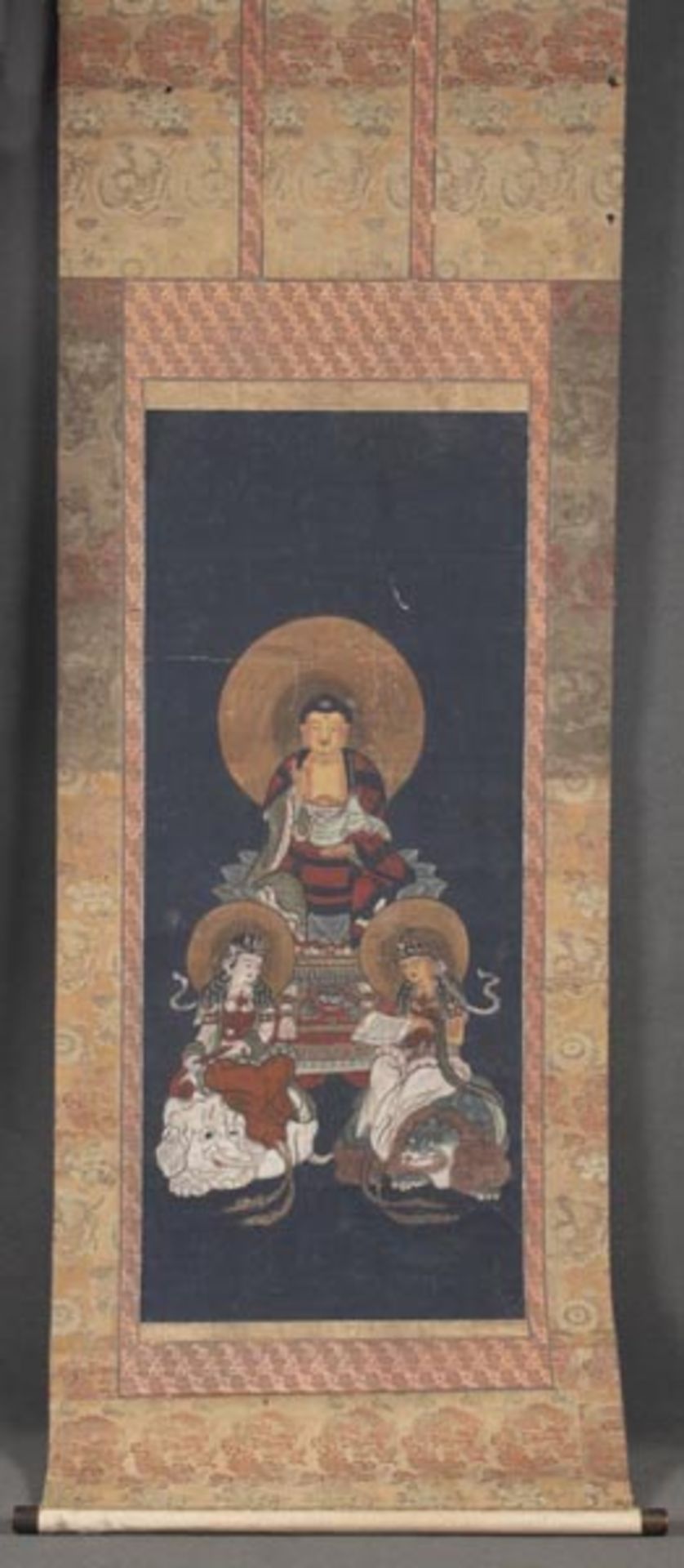 Seiden-Rollbild. Asien. Bunt bemalt mit Buddha und weiteren Heiligenfiguren, 141 x 55 cm.