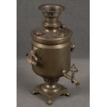 Samovar. Russland 19. Jh. Messing, oben gepunzt, H=53 cm, B=30 cm, T=33 cm.