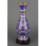 Cloisonné-Vase. China. Mit buntem Floraldekor, auf Holzsockel, H=38,5 / 43 cm.