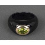 Damenring mit Onyxschiene und Peridot in 14 ct. Gelbgoldfassung.