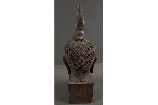 Buddhakopf. Thailand. Bronze, auf Holzsockel, H=97 cm. (besch.) - Image 2 of 3