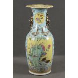 Vase. China. Porzellan, bunt bemalt mit Bambus, asiatischem Floraldekor und Wachteln, H=81 cm.