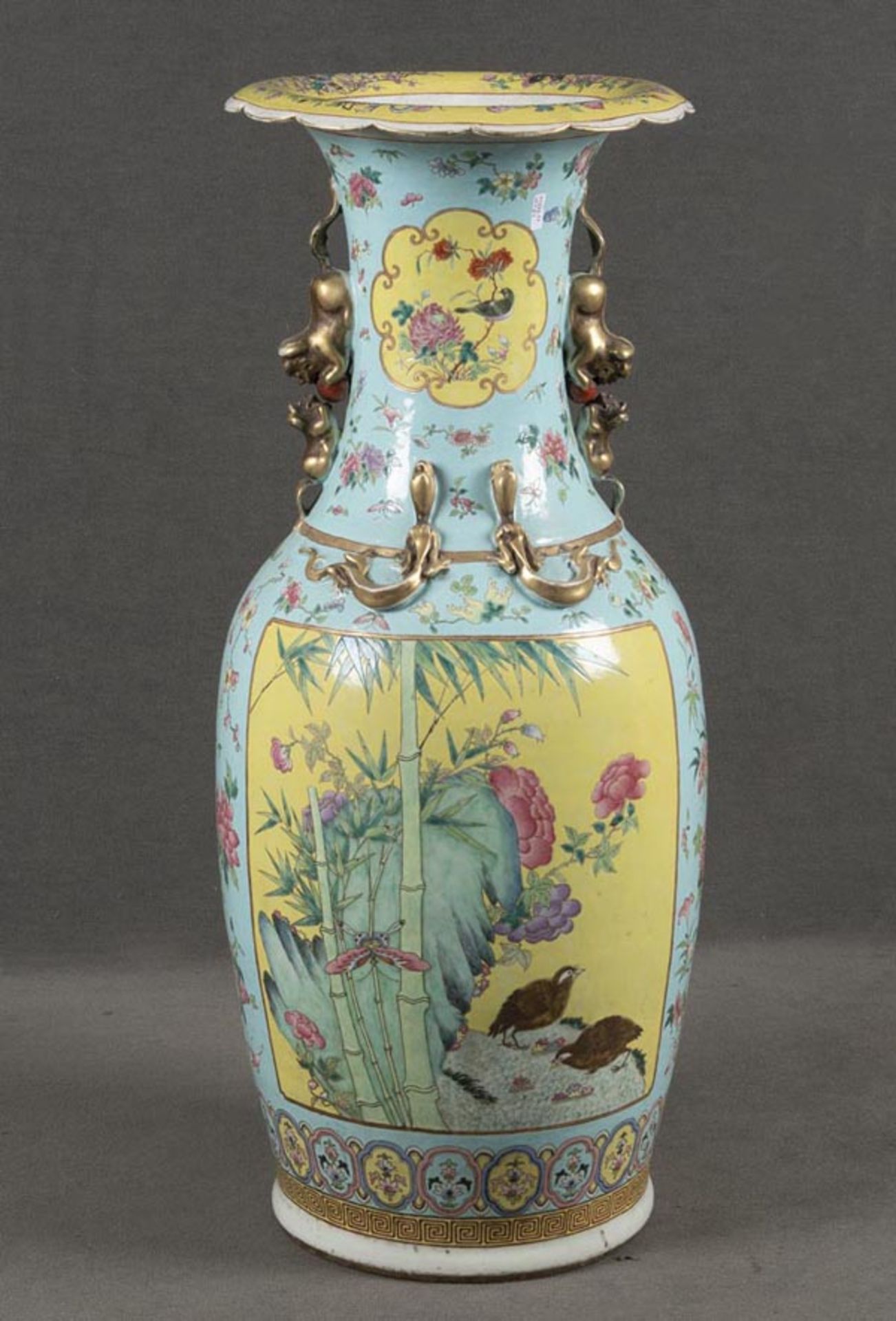 Vase. China. Porzellan, bunt bemalt mit Bambus, asiatischem Floraldekor und Wachteln, H=81 cm.