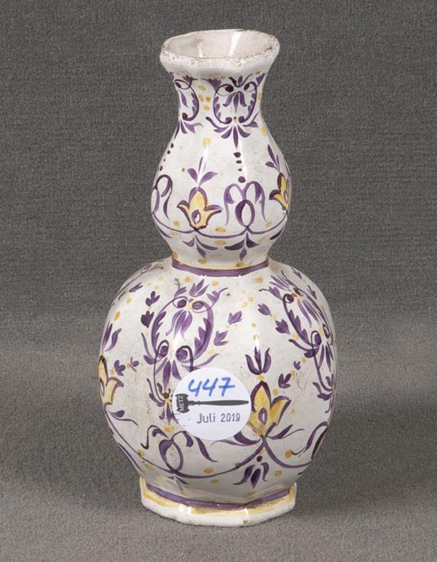 Kürbisvase. Italien 17. Jh. Fayence, purpur bemalt mit Floraldekor, H=19 cm. (best.)