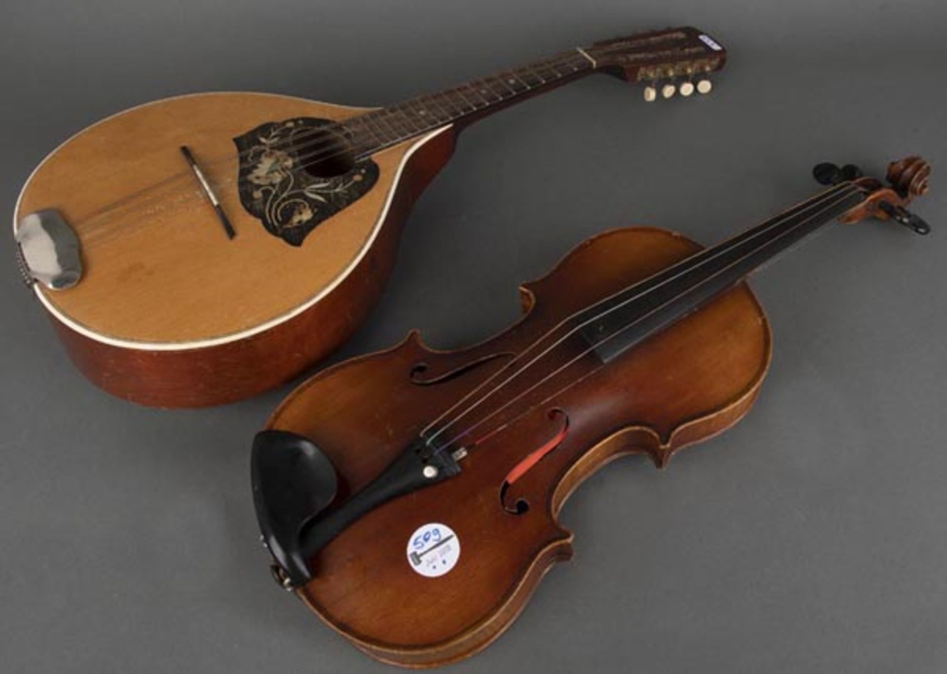 Violine. Frankreich um 1940. Auf Etikett bez. N. Lupot; dazu Mandoline, L=62 / 63 cm.