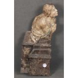 Bildschnitzer des 18. Jhs. Kauernde Figur, vermutlich aus einer Beweinung. Massivholz, geschnitzt