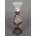 Jugendstil-Vase. Frankreich, Richard um 1900. Farbloses Glas, farbig überfangen, geschnitten und