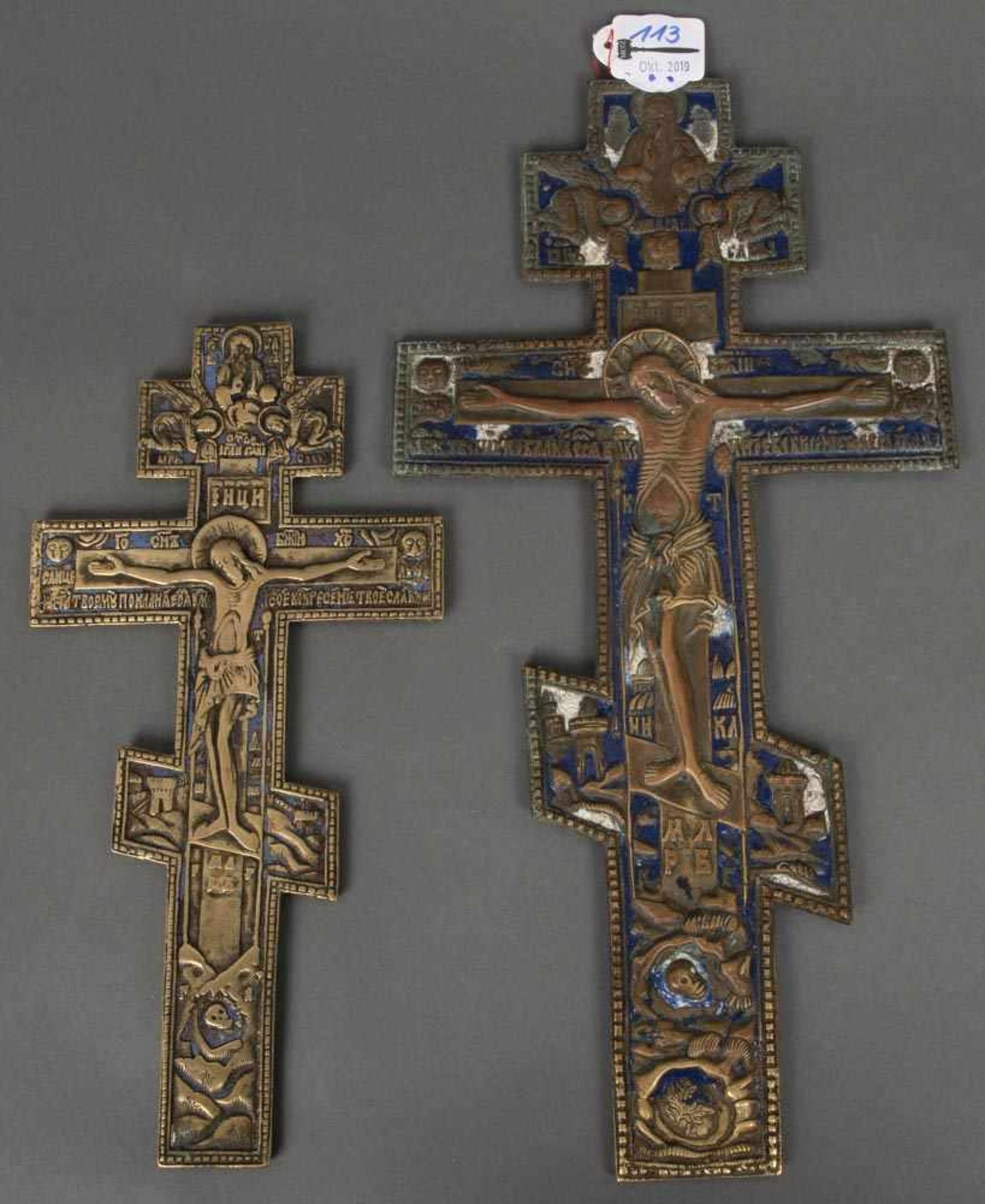 Zwei Kruzifixe. Russland 19. Jh. Bronze, bunt emailliert, H=27 / 36 cm.- - -25.00 % buyer's