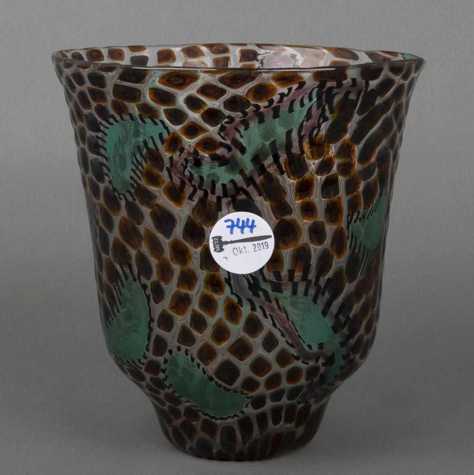 Vase. Murano 20. Jh. Farbloses Glas, mit eingeschmolzenen braunen Flecken und grünen Blättern, H=