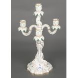 Girandole, dreiflammig. Meissen 20. Jh. Porzellan, bunt bemalt, H=41 cm.- - -25.00 % buyer's premium