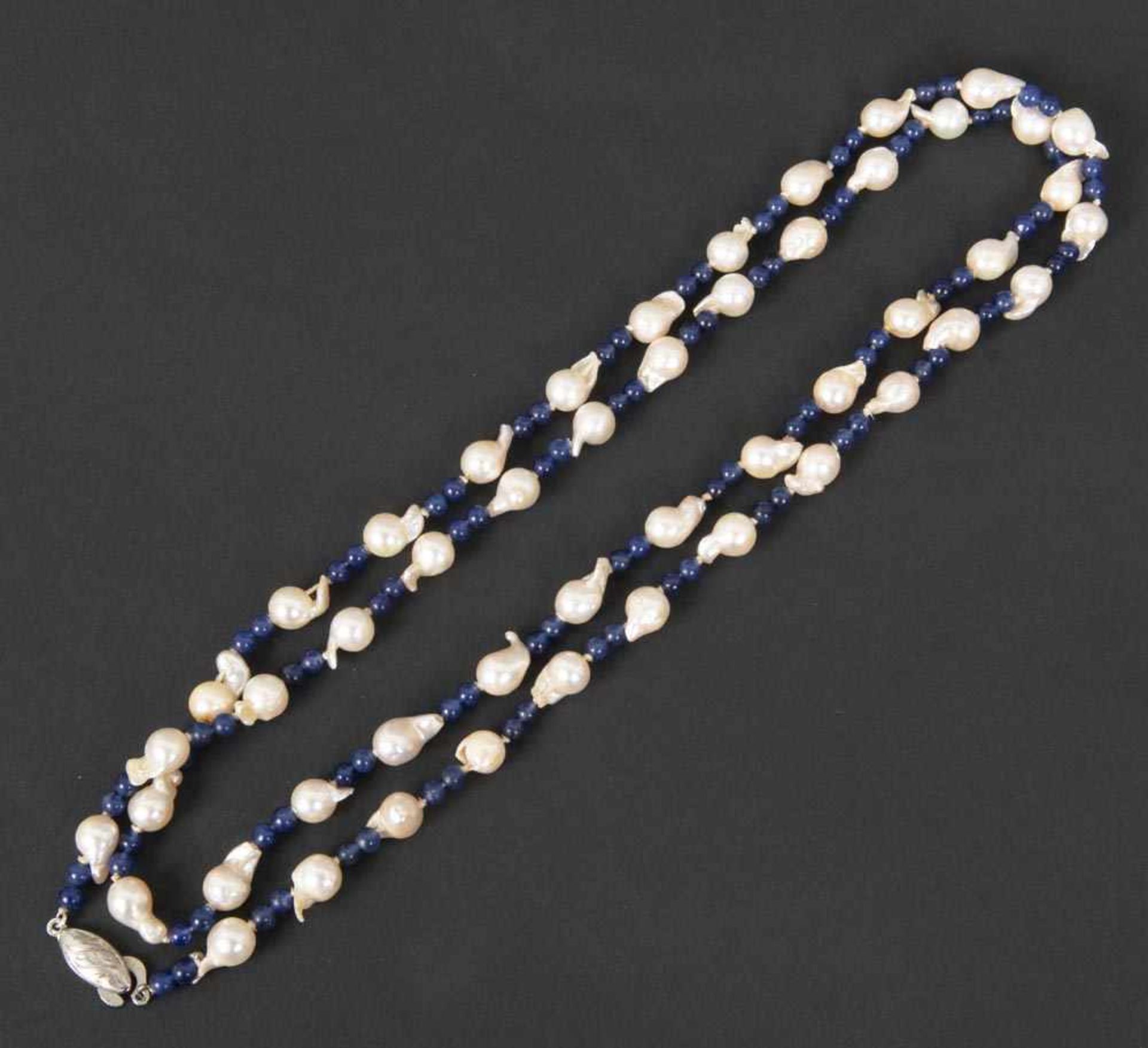 Halskette mit Perlen, Lapislazulikugeln und Silberverschluss, L=90 cm.- - -25.00 % buyer's premium