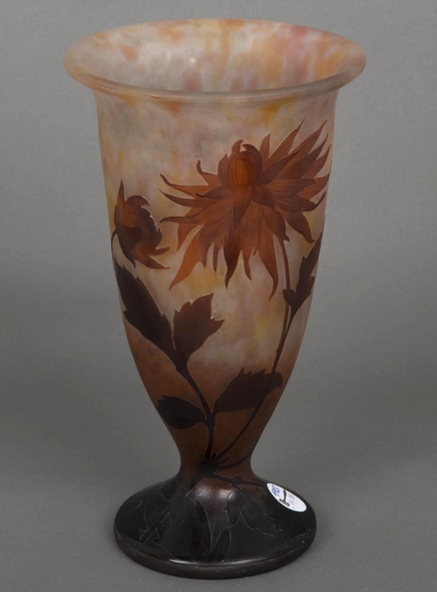 Jugendstil-Vase. Frankreich, wohl Émile Gallé um 1900. Farbloses Glas, farbig überfangen, floral