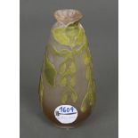 Jugendstil-Vase. Nancy, Émile Gallé um 1900. Farbiges Glas, geätzt und geschliffen, bez., H=16
