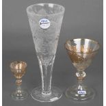 Zwei Gläser und ein Pokal. Deutsch 20. Jh. Farbloses Glas, teilw. gold bemalt, H=10,5 bis 27,5