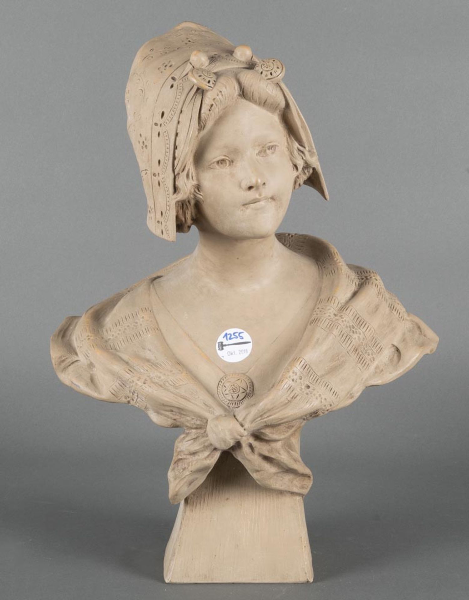 Richard Aurili (1834-c. 1914). Mädchenbüste. Terracotta, modelliert, sign., H=47 cm.- - -25.00 %