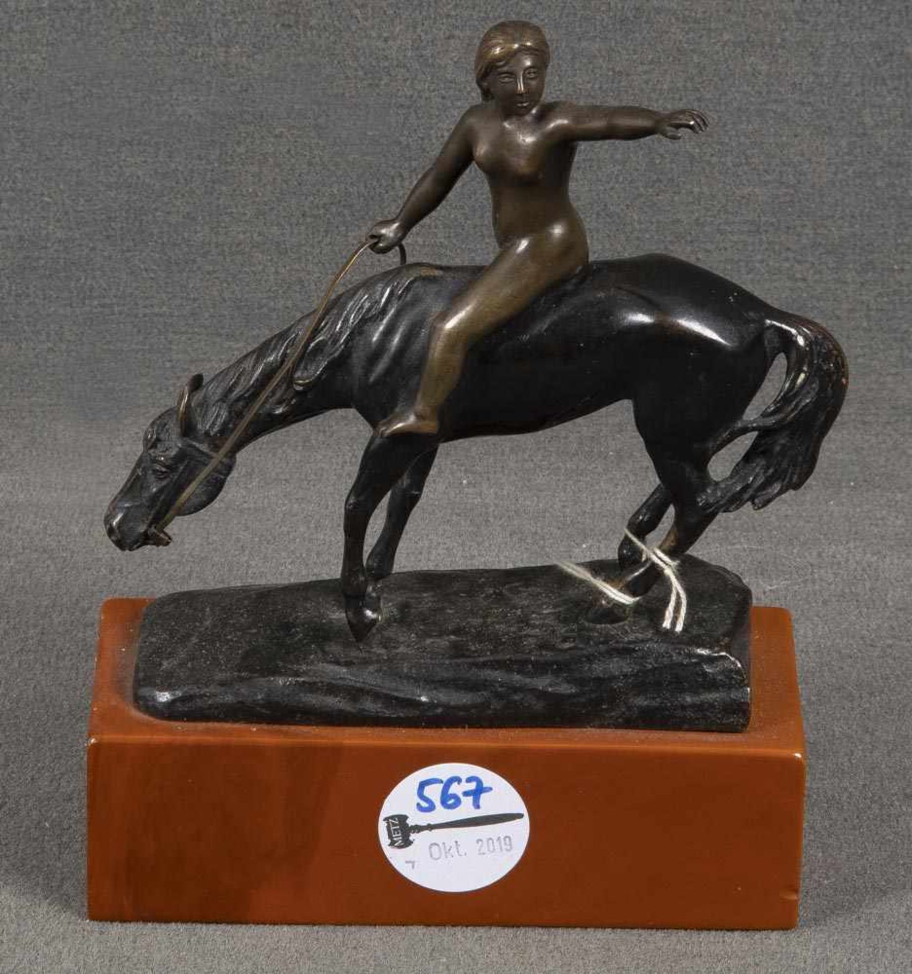 Max Kratz (1921-2000). Weiblicher Akt auf Pferd. Bronze, seitl. sign., auf braunem Marmorsockel, H=