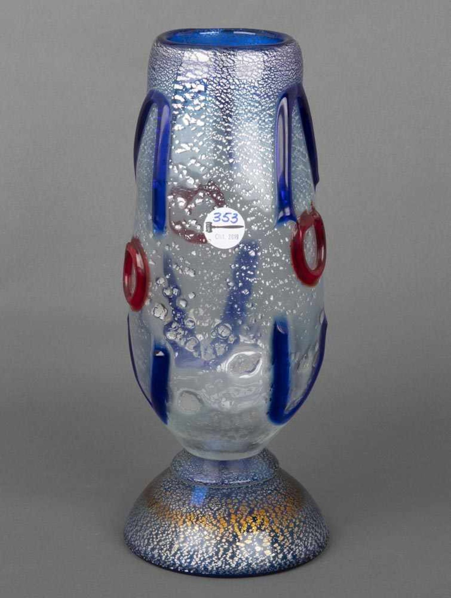 Vase. Murano 20. Jh. Farbloses Glas, mit aufgeschmolzenen blauen und roten Bändern und Gold-