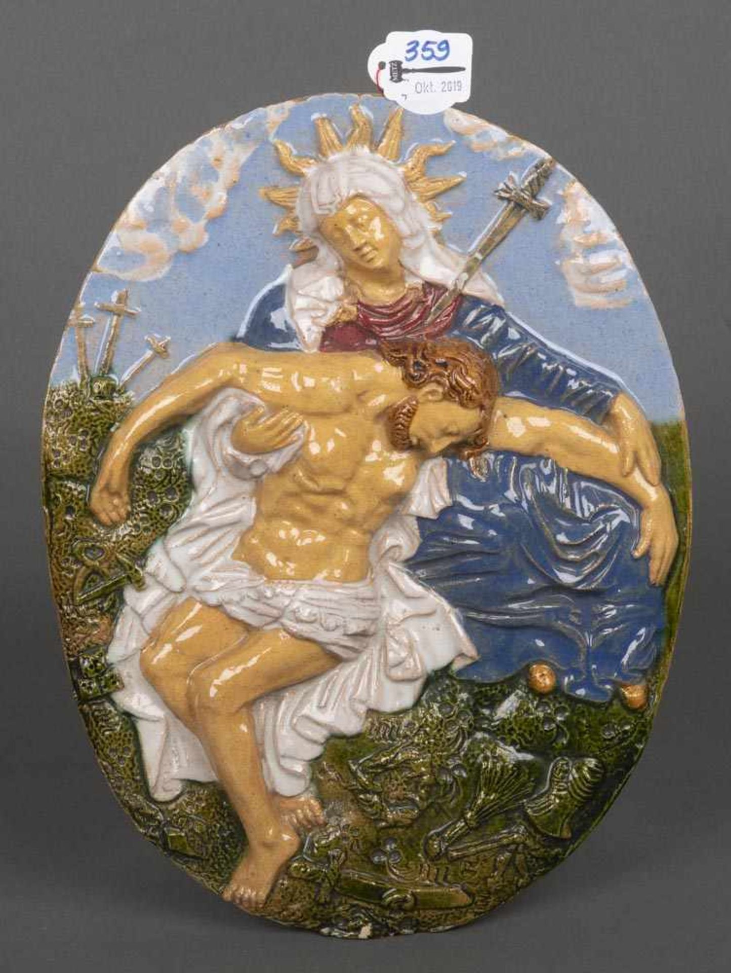 Plakette mit der Mater Dolorosa. Spanien 19. Jh. Terrakotta, bunt glasiert, 32 x 24,5 cm.- - -25.