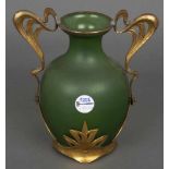 Jugendstil-Vase. Pallme, König & Habel um 1900. Grünes Glas, mit vergoldeter Montur, H=25,5