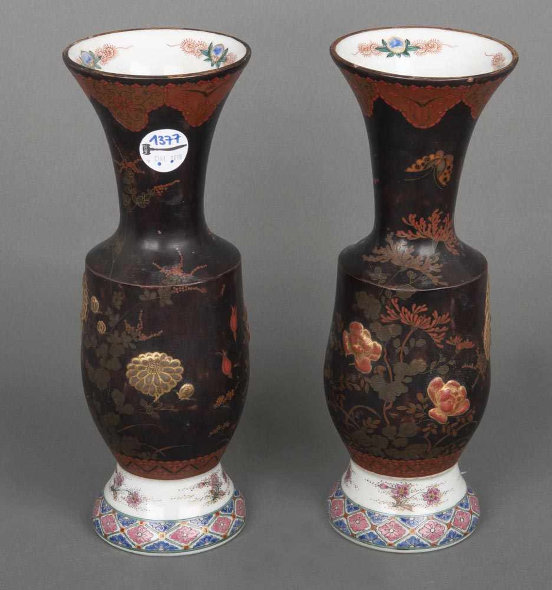 Paar Vasen. China. Porzellan, bunt bemalt, je H=33 cm. (min. best.)- - -25.00 % buyer's premium on
