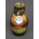 Kleine Jugendstil-Vase. Nancy, Daum Frères um 1900. Farbiges Glas, geätzt und geschnitten, sign.,