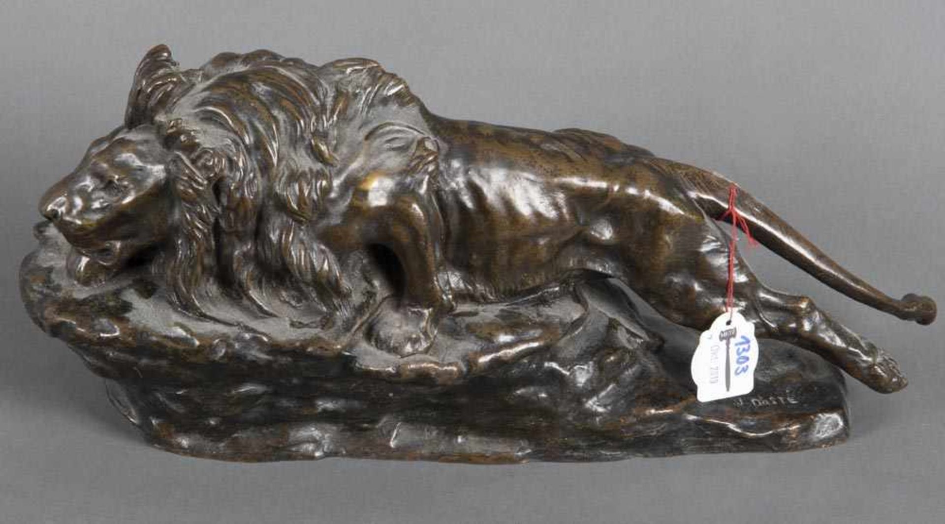 Giuseppe D'Aste (1881-1945). Löwe auf Fels, sich anschleichend. Bronze, re./sign., H=16,2 cm, B=37,7