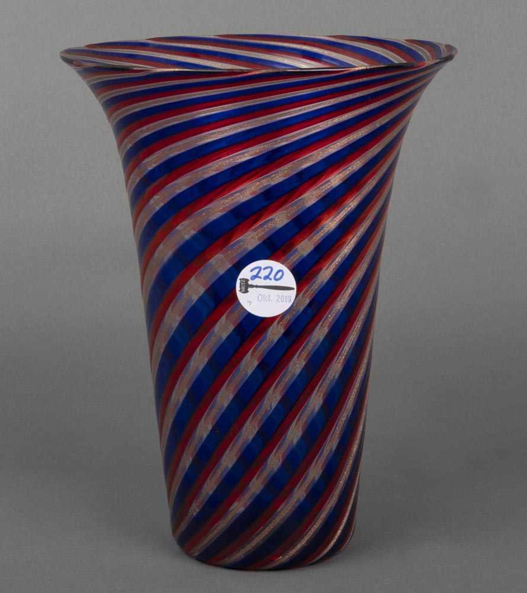 Vase. Murano 20. Jh. Farbloses Glas, mit eingeschmolzenen blauen, roten und goldenen Bändern, H=27,8